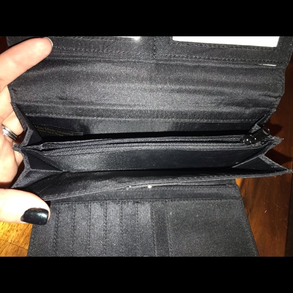 Kennith Cole Reaction Black and White Wallet - Picture 5 of 5